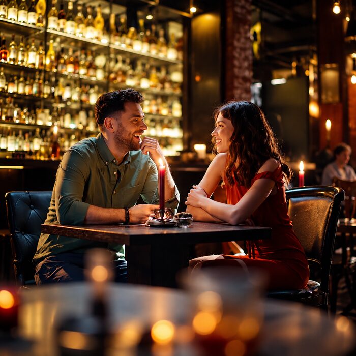 Bar con pareja conversando