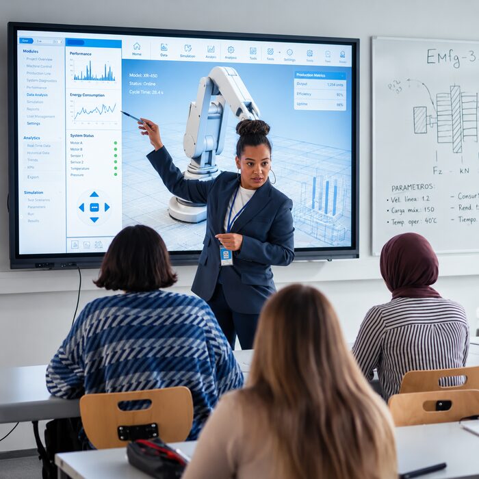 Salón de clases con pantalla interactiva