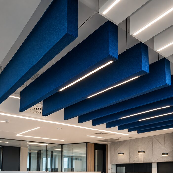 Plafón con baffles acústicos azules suspendidos