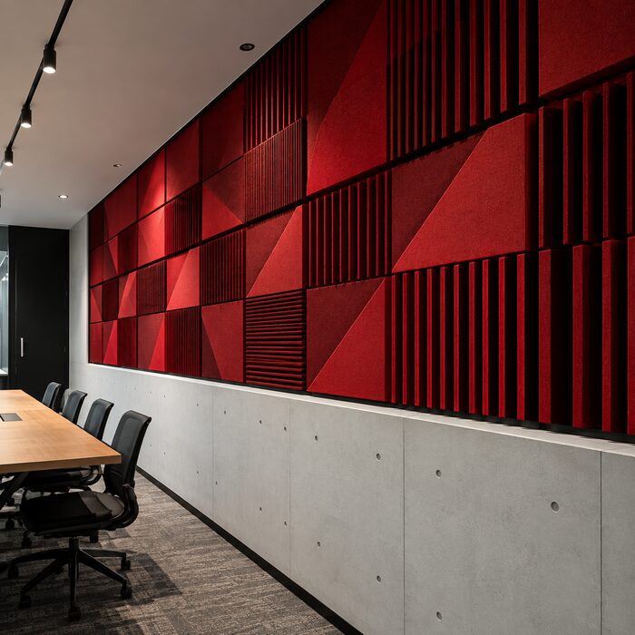 Sala de juntas con muro de paneles acústicos rojos