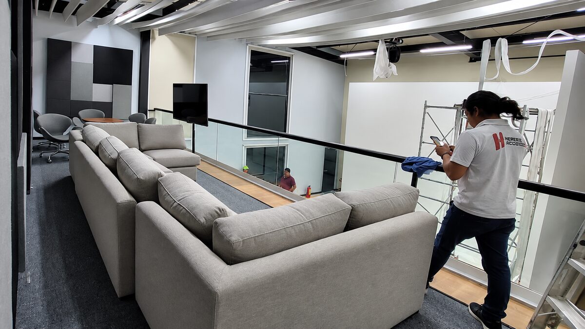 Equipo de Herrera Acoustics instalando mobiliario en obra