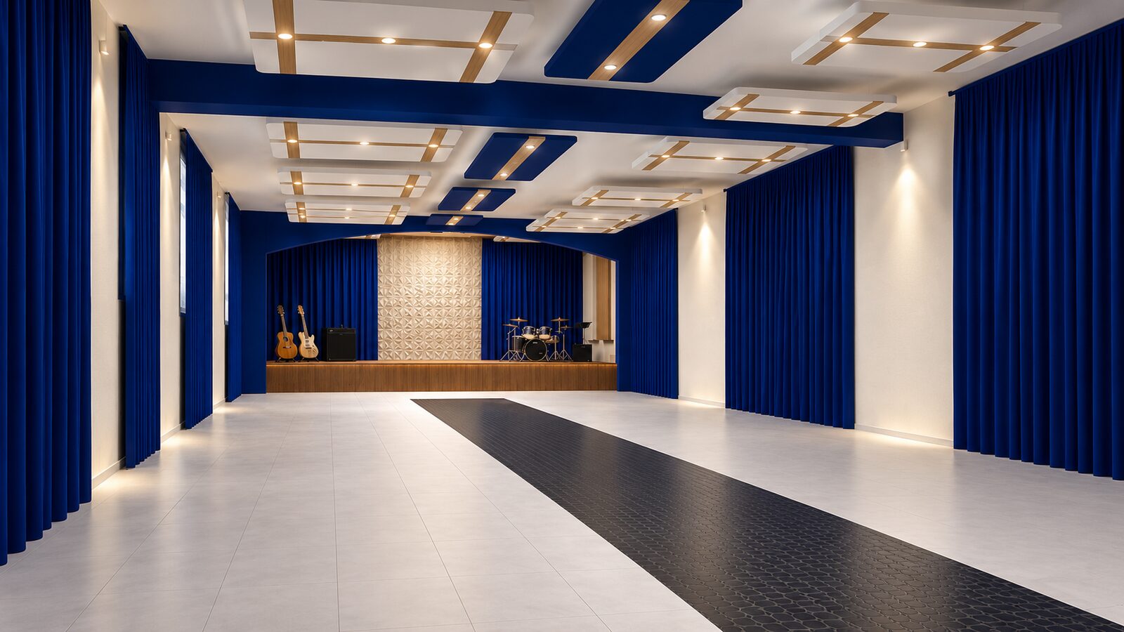 Sala con tratamiento acústico, cortinas azules y paneles en techo