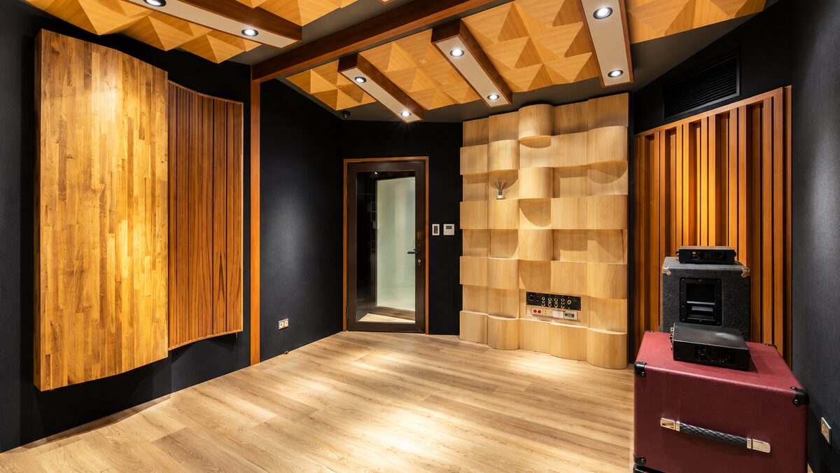Sala de control con paneles acústicos de madera
