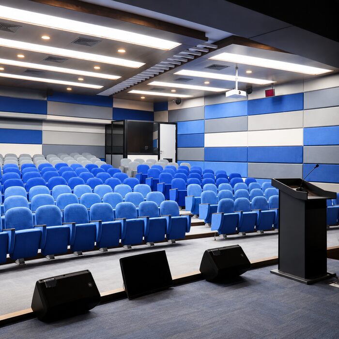 Auditorio con butacas azules