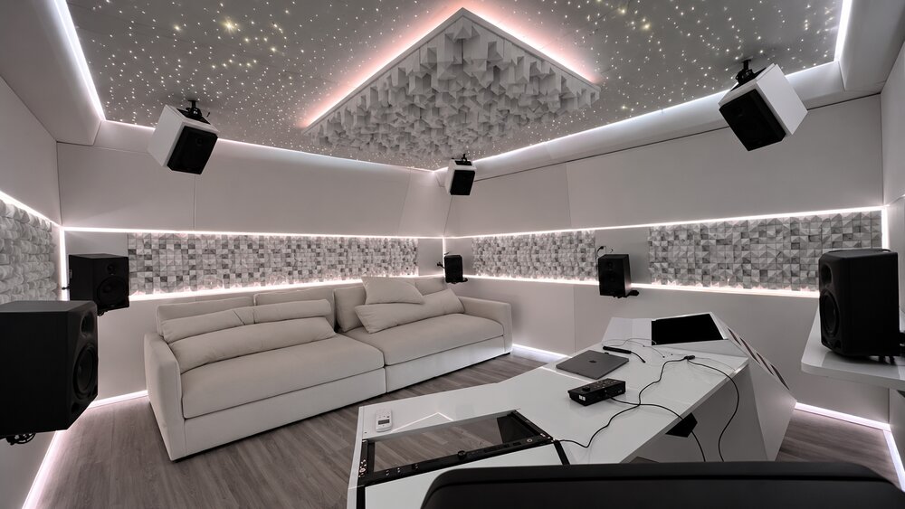 Sala de escucha crítica terminada, con difusores y tratamiento acústico integrado