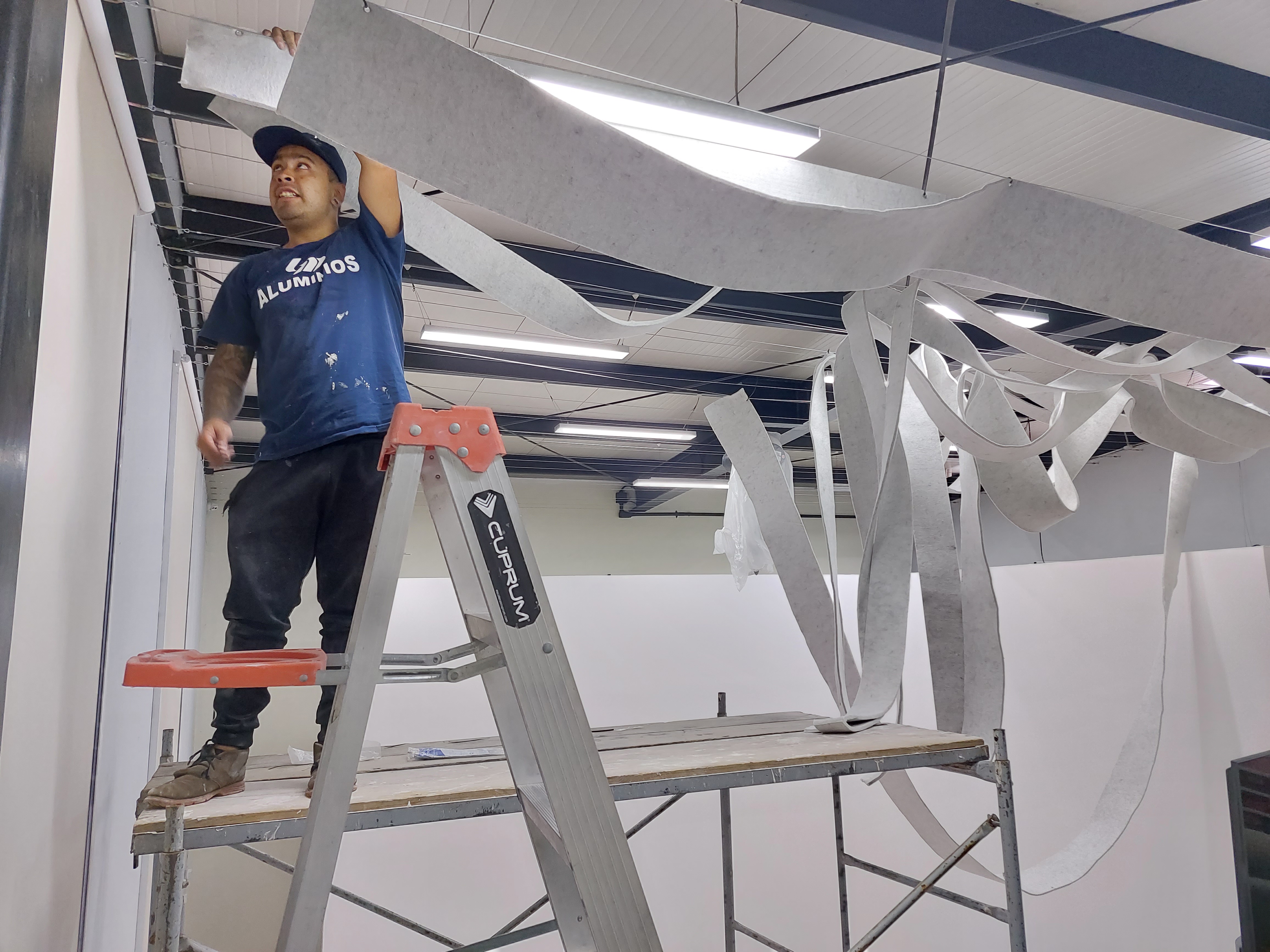 Plafón acústico en instalación