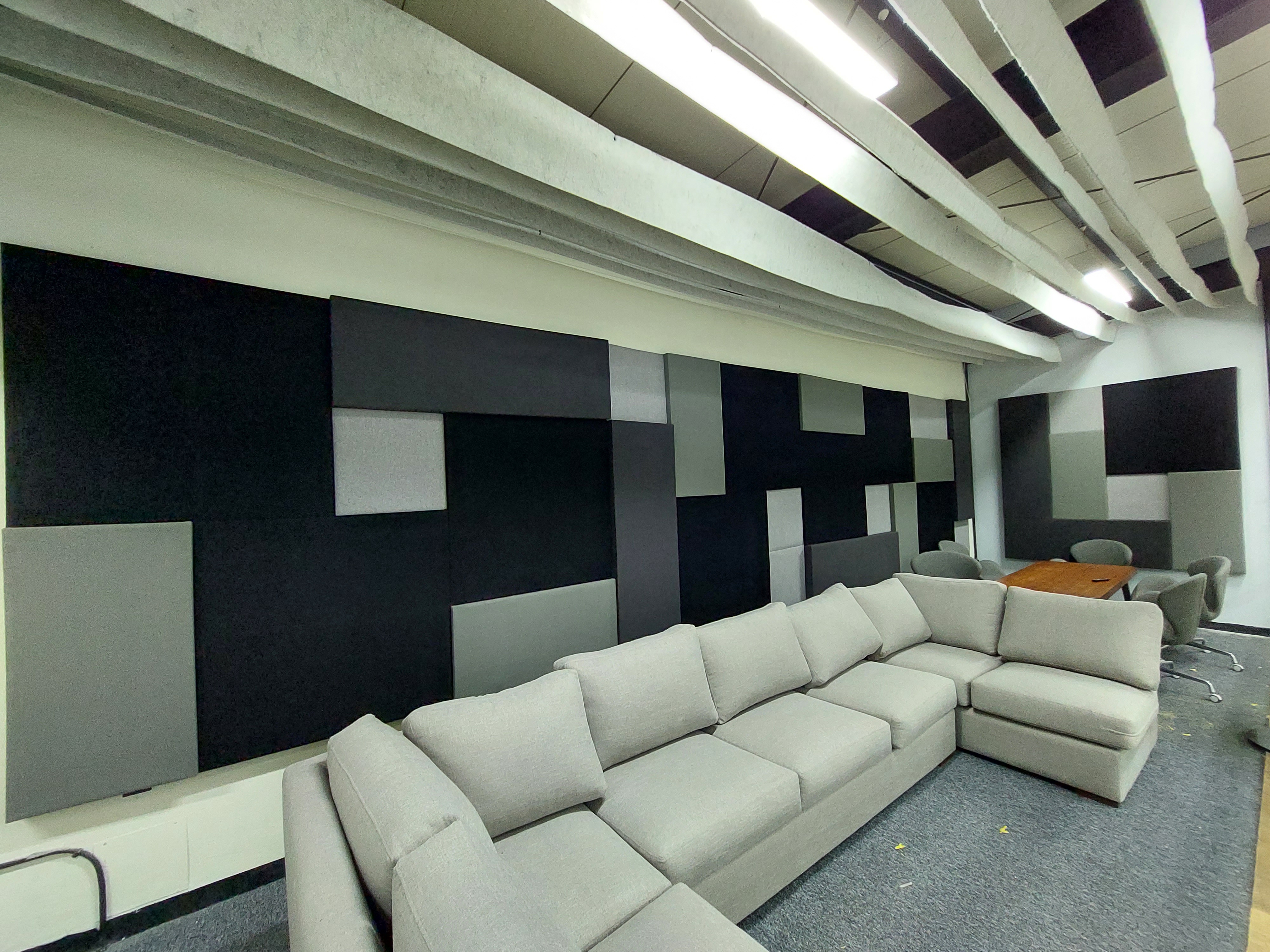 Sala corporativa con tratamiento acústico mural instalado por Herrera Acoustics